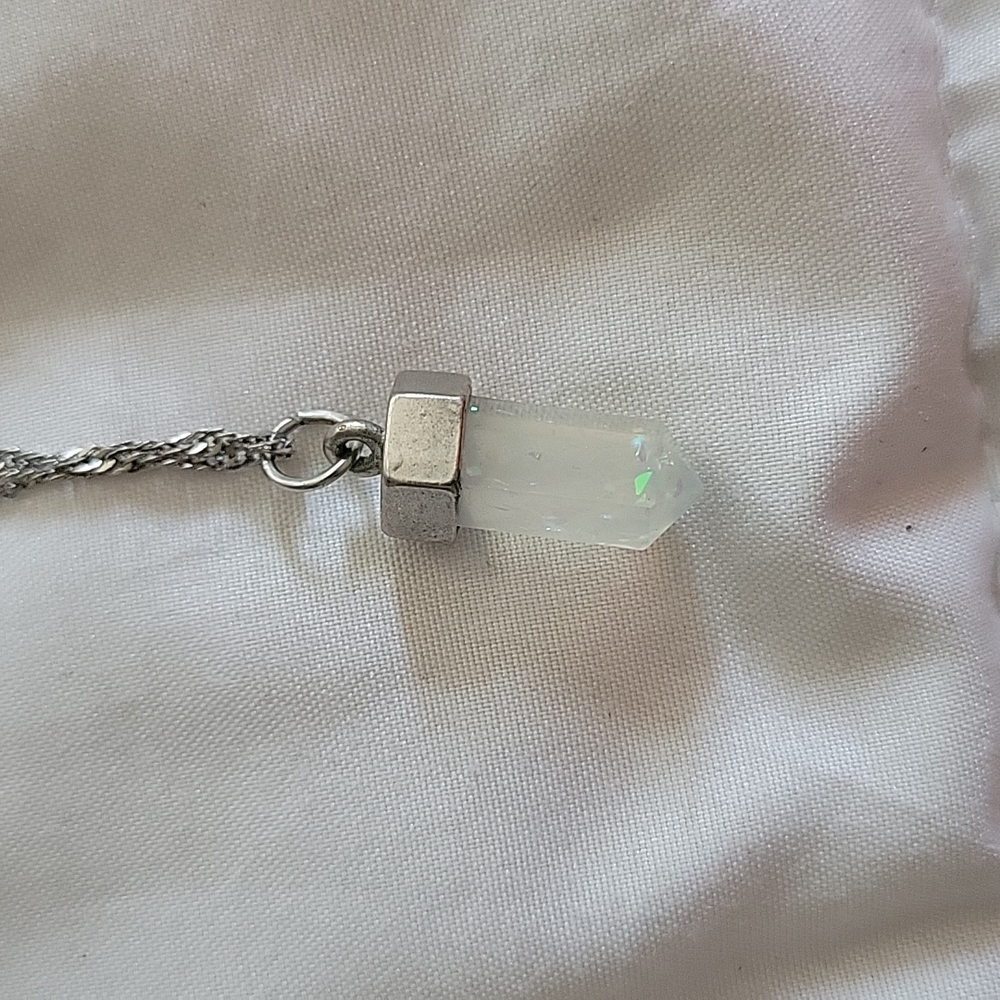 Shiny pendant necklace